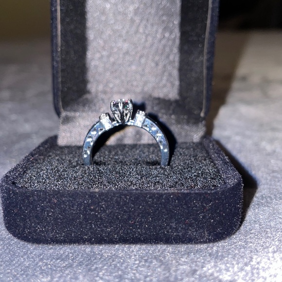 Beautiful, Marquis Cut sz 8 Tanzanite Ring w/Baguettes & Rhinestones!!! - Picture 5 of 10